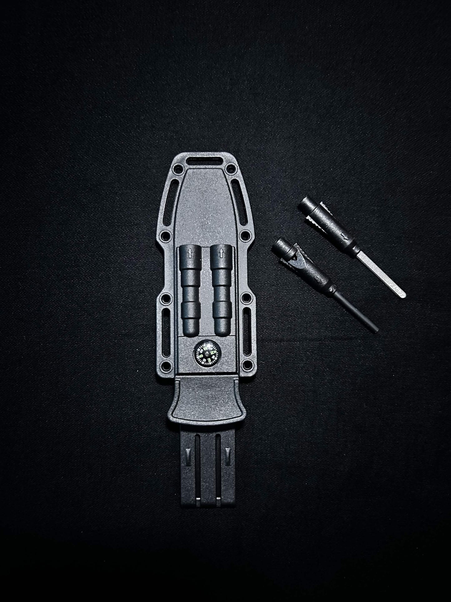 Cutit de supravietuire cu teaca multitool